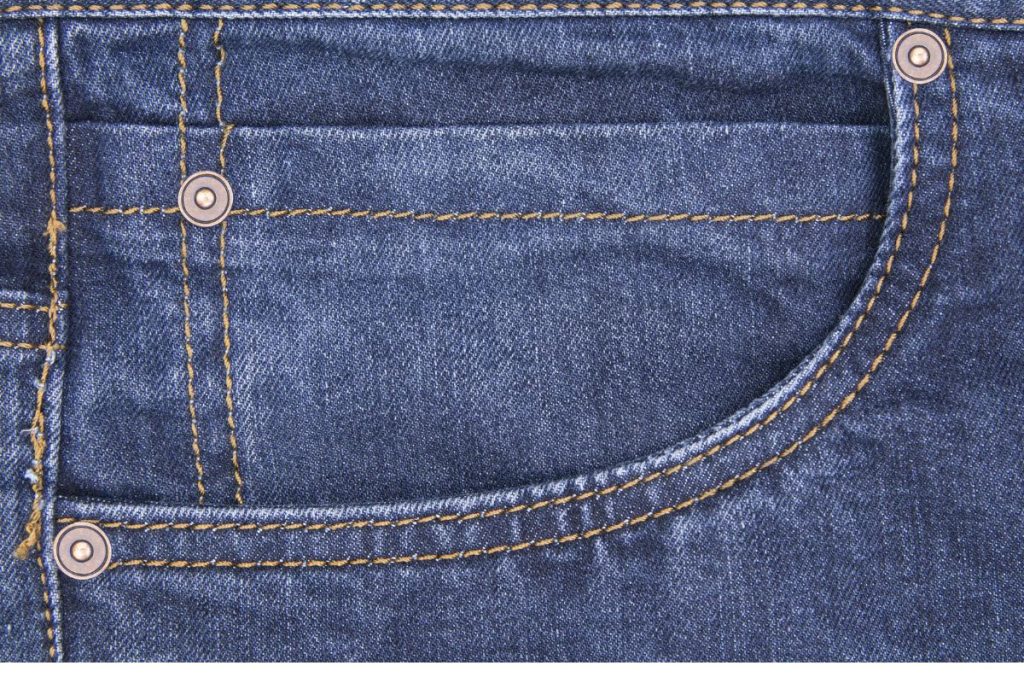 botões de metal nos bolsos