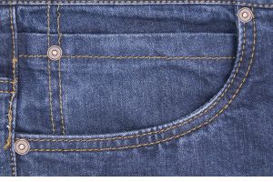 botões de metal nos bolsos