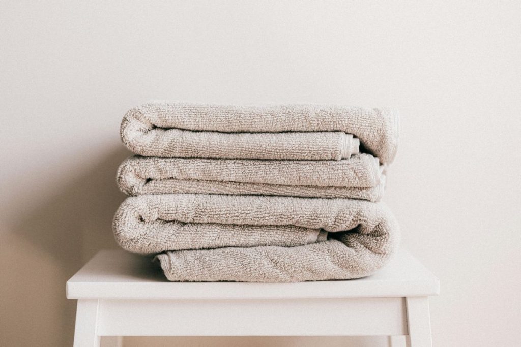 pessoa saindo do banho de toalha