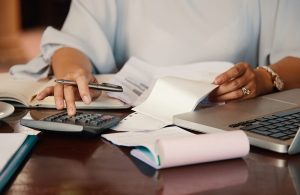 Veja como pausar dívidas por até 6 meses com a Lei do Superendividamento e quais são os requisitos para conseguir.