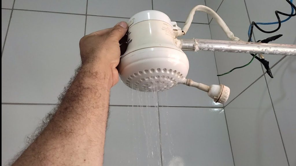 Veja truque simples para desentupir chuveiro com vinagre e recuperar a pressão da água sem desmontar.