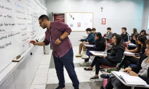 Professores enfrentam turmas cheias e cansaço emocional.