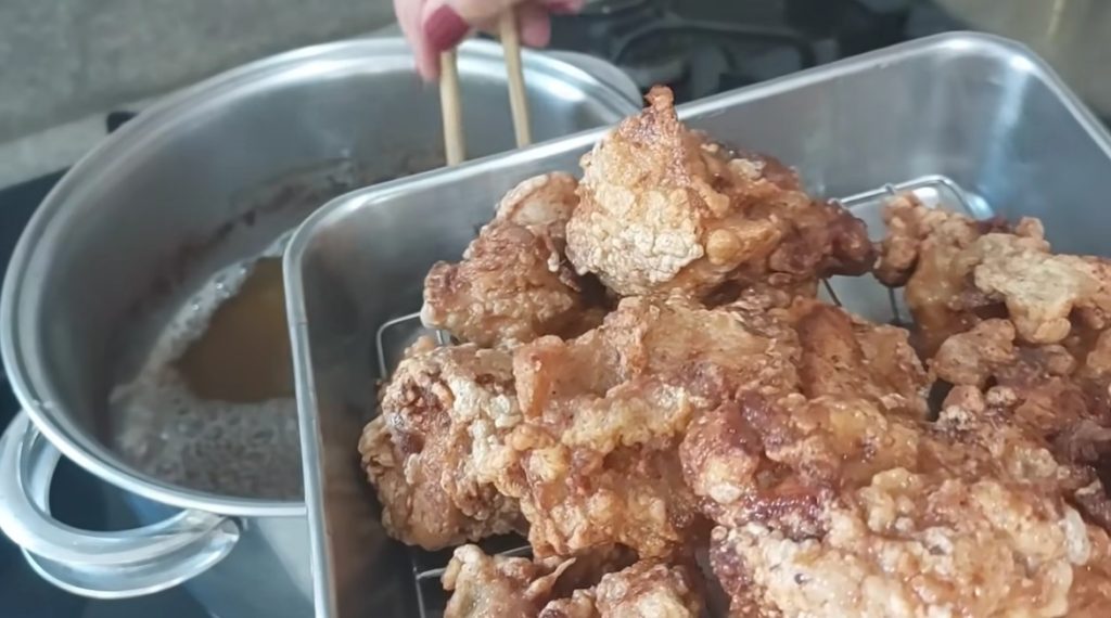 O karaage de frango conquista pelo equilíbrio perfeito entre sabor, textura e técnica