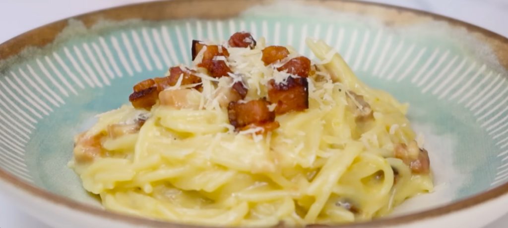 O macarrão alho e óleo ganha versão cremosa e ainda mais saborosa