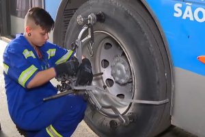 Lei trabalhista proíbe empresas de exigir esforço físico excessivo de mulheres e pode gerar multa e indenização