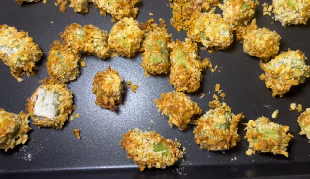 O quiabo empanado ganha textura crocante e sabor irresistível