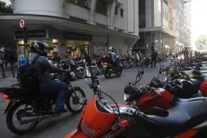 Estacionar a moto com a placa virada para a calçada pode gerar multa? Veja o que diz o CTB