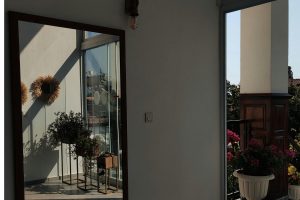 Pendurar um espelho no canto da varanda