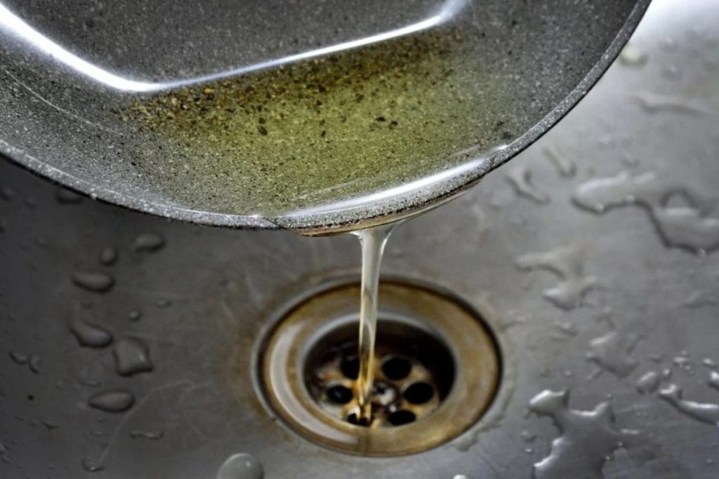 Não jogue óleo na pia