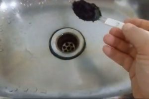 Jogar borra de café usada na pia da cozinha