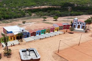 Cantor cria mini cidade inspirada no Nordeste antigo dentro de fazenda e transforma local em atração turística.