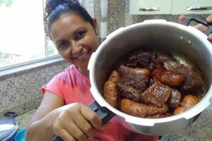 Veja como fazer churrasco na panela de pressão sem água e com carne suculenta que desmancha.