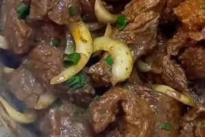 Veja por que a tirinha de carne acebolada é a melhor opção para acompanhar arroz e feijão e como preparar.