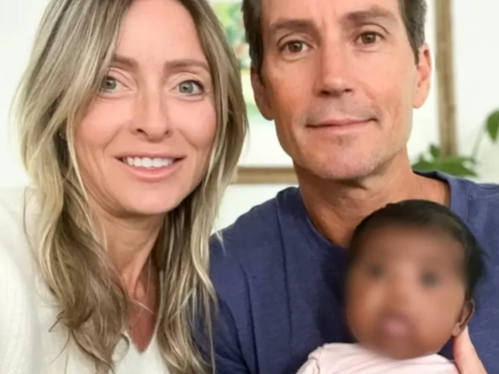 Casal branco processa clínica por erro após bebê in vitro nascer asiática