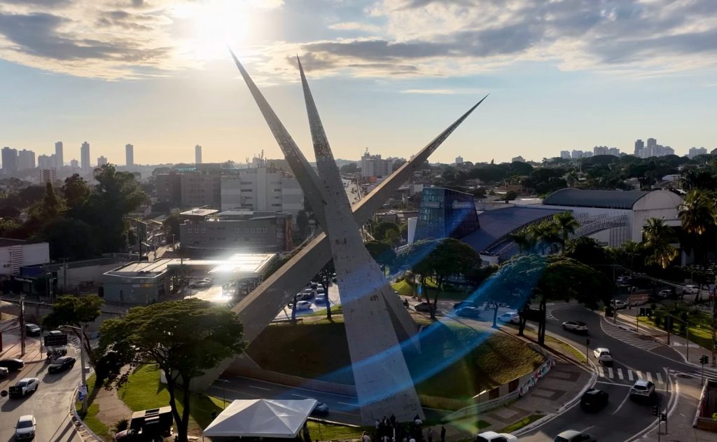 Monumento dos Três Marcos, na Praça do Ratinho
