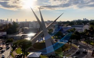 Monumento dos Três Marcos, na Praça do Ratinho