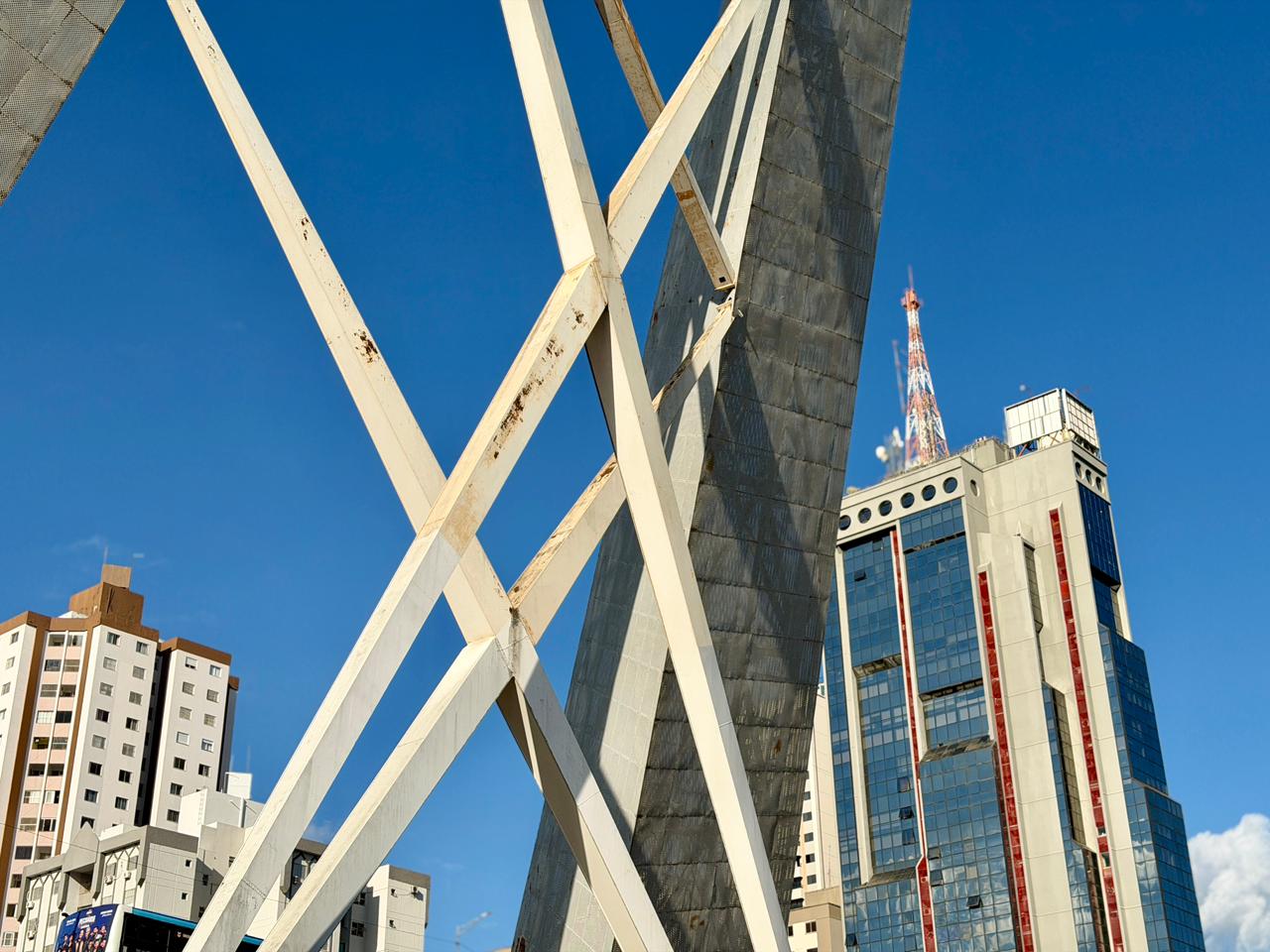 Monumento dos Três Marcos, na Praça do Ratinho