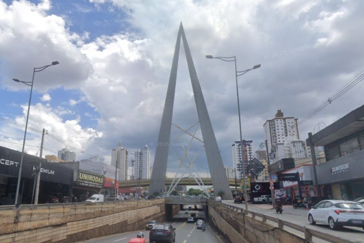 Monumento dos Dois Marcos, no viaduto da Avenida 85 com a T-63. (Foto: Captura/Google Maps)