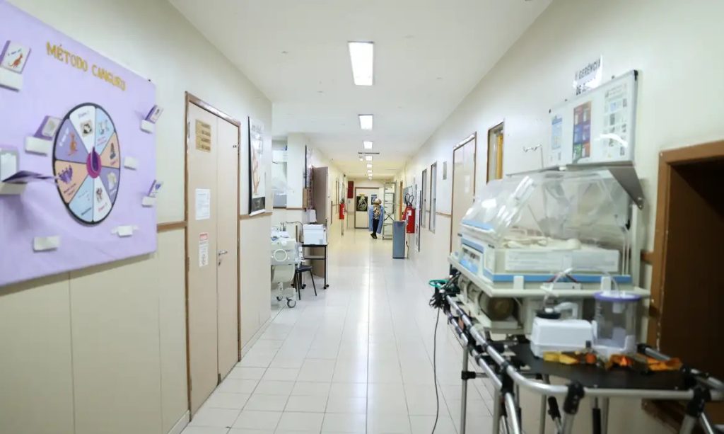 Imagem ilustrativa do interior de um hospital.