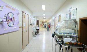Imagem ilustrativa do interior de um hospital.