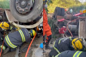 Motorista fica preso às ferragens após capotamento em Luziânia; vídeo mostra resgate