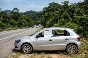 Pano branco na janela do carro: para que serve e por que motoristas usam para pedir ajuda