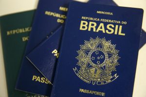 Países da Europa se unem e anunciam nova taxa obrigatória para turistas brasileiros