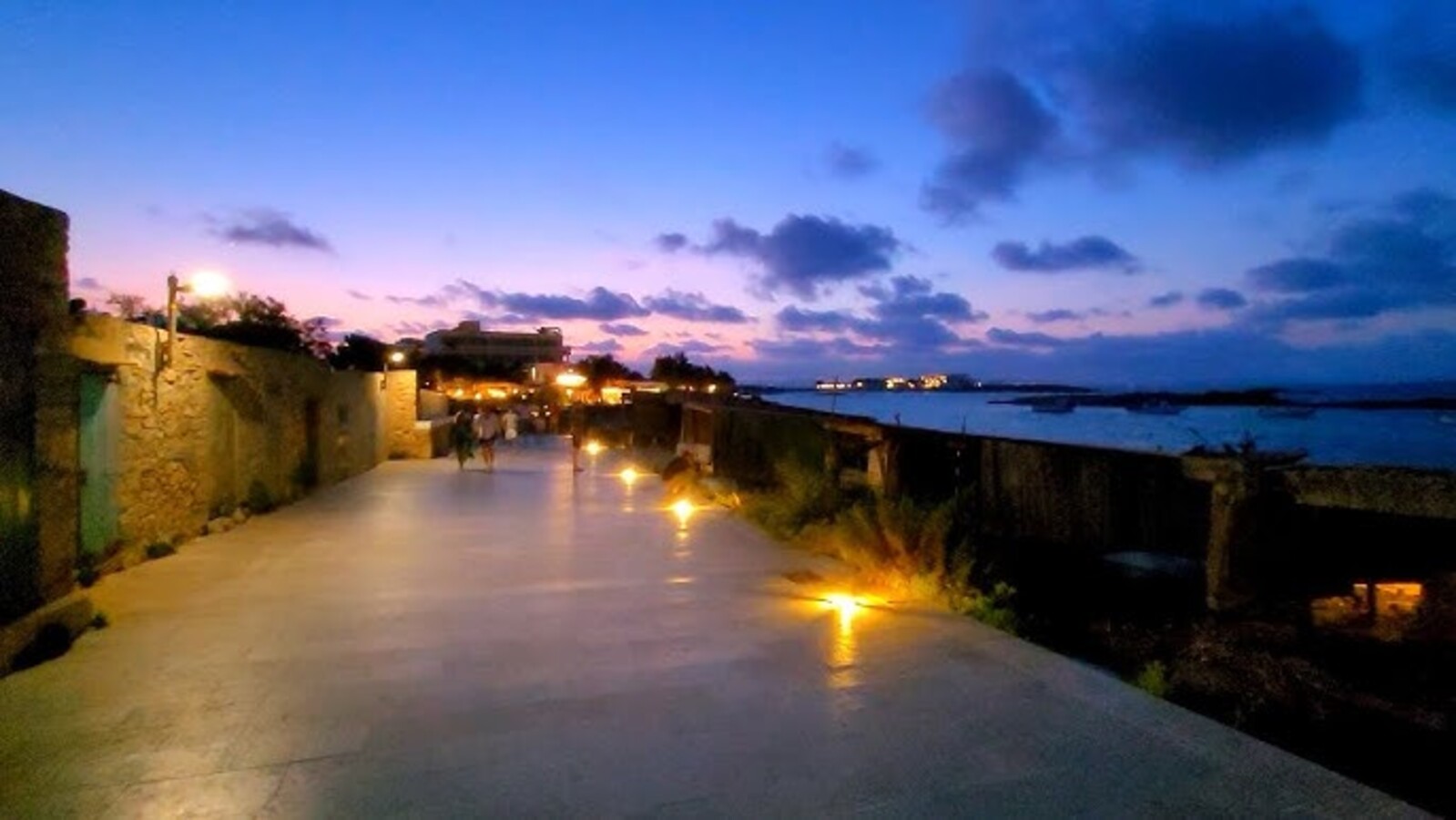 Não é Caribe, nem Maldivas: a vila onde Vini Jr. passa férias tem 852 moradores e praias de águas cristalinas