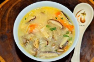 Aprenda a fazer a sopa da longevidade, receita italiana rica em nutrientes ligada a uma das famílias mais longevas do mundo.