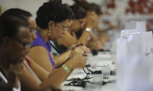 Lei proíbe que mulheres trabalhem dois domingos seguidos. Entenda a regra da CLT e o que acontece se a empresa descumprir.