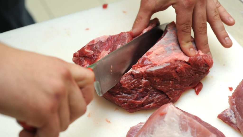 Aprenda como cortar carne contra a fibra para deixá-la mais macia, suculenta e fácil de mastigar.