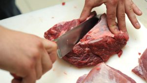 Aprenda como cortar carne contra a fibra para deixá-la mais macia, suculenta e fácil de mastigar.