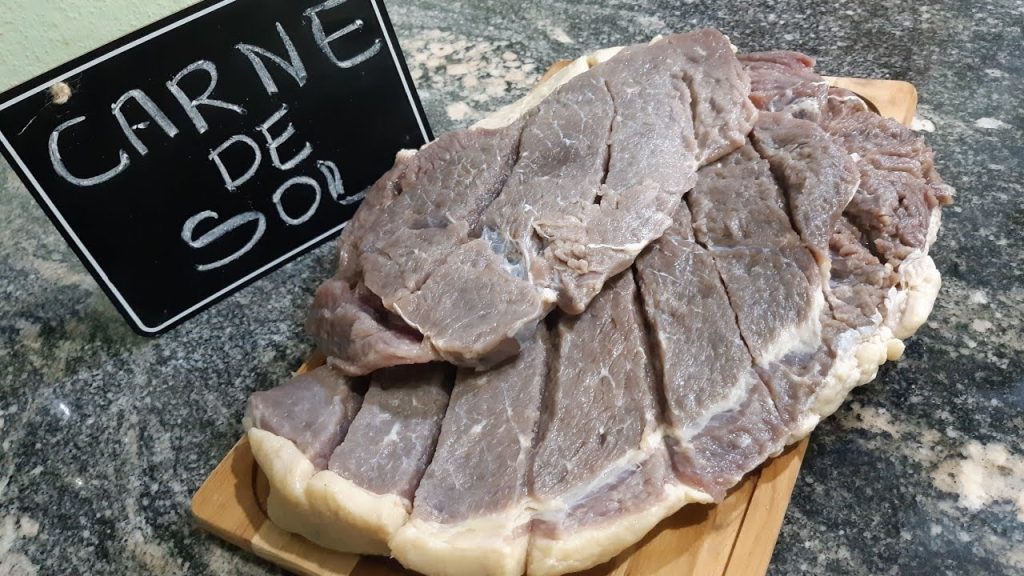 Aprenda como fazer carne de sol caseira com técnica simples, poucos ingredientes e sem precisar dessalgar.