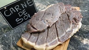 Aprenda como fazer carne de sol caseira com técnica simples, poucos ingredientes e sem precisar dessalgar.