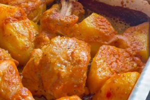 Aprenda como fazer coxa e sobrecoxa assadas super suculentas, com tempero fácil e resultado de restaurante.