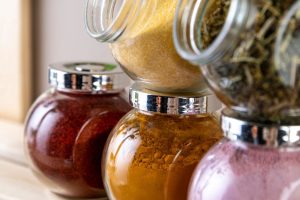 Veja como fazer sazon caseiro com ingredientes simples, economizar na cozinha e deixar suas receitas mais saborosas.