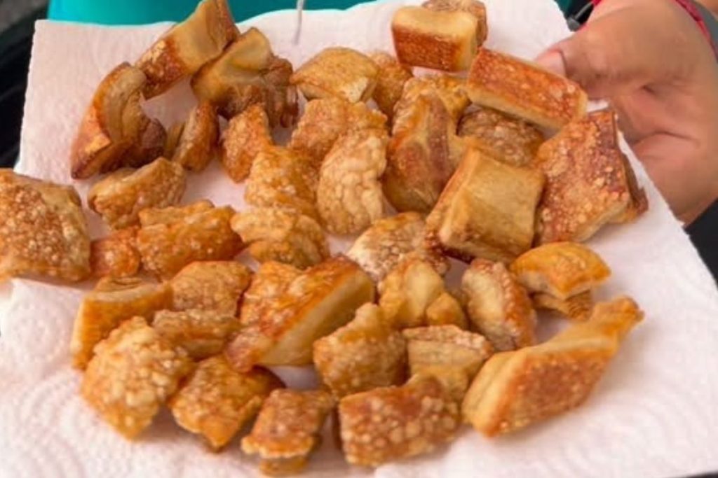 Aprenda como fazer torresmo crocante e sequinho em casa com técnica simples na panela de pressão.