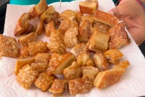 Aprenda como fazer torresmo crocante e sequinho em casa com técnica simples na panela de pressão.