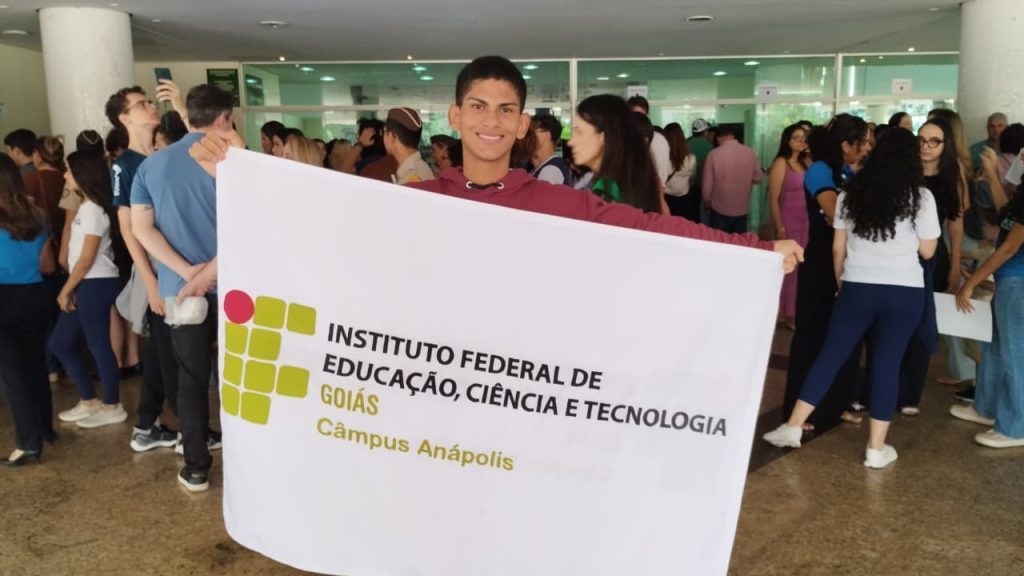 Geovam Maia recebe a terceira medalha em competições nacionais e garante bolsa de iniciação científica