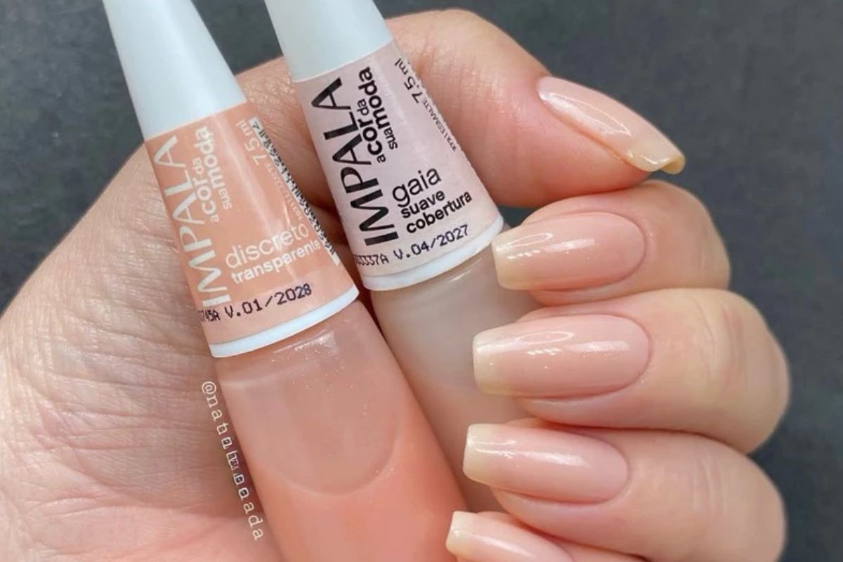 Tendência de 2026, o esmalte cor de boca conquista mulheres elegantes por unir praticidade e sofisticação nas unhas. 