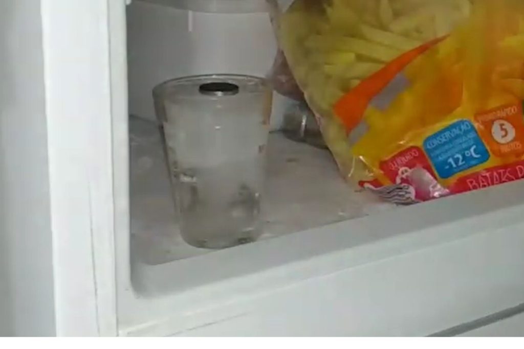 Colocar uma moeda no congelador da geladeira