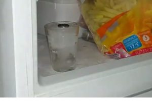 Colocar uma moeda no congelador da geladeira