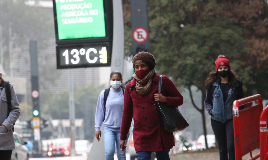 Brasil pode registrar o dia mais frio do ano com massa de ar polar, mínimas próximas de 0°C e risco de geada no Sul.