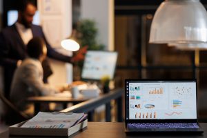 Veja 6 profissões promissoras para quem quer recomeçar depois dos 35 anos e descubra áreas com alta demanda no mercado de trabalho.