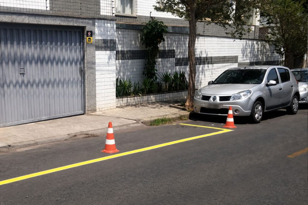 Entenda se estacionar na frente da garagem dá multa e veja o que diz o Código de Trânsito Brasileiro sobre a guia rebaixada.