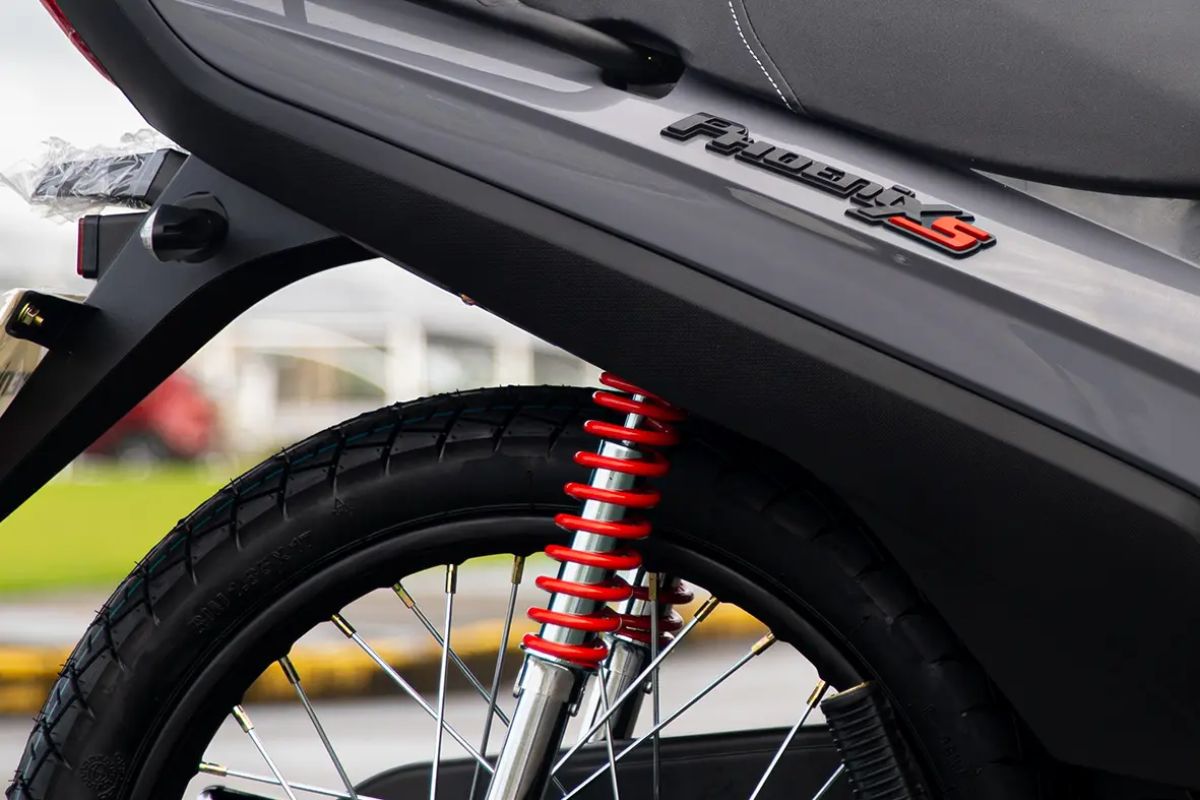 Conheça a moto barata que faz até 150 km por tanque e entenda por que ela não vai mais dispensar CNH a partir de 2026.