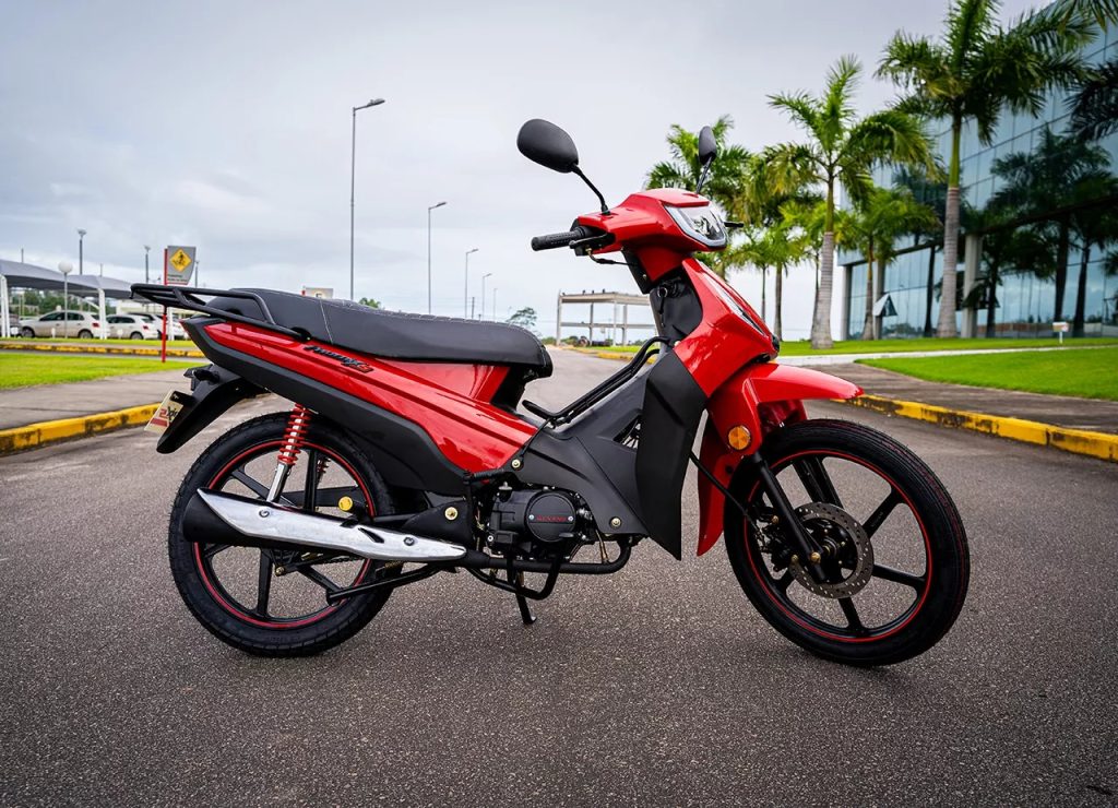 Conheça a moto barata que faz até 150 km por tanque e entenda por que ela não vai mais dispensar CNH a partir de 2026.