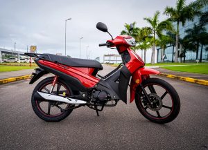 Conheça a moto barata que faz até 150 km por tanque e entenda por que ela não vai mais dispensar CNH a partir de 2026.