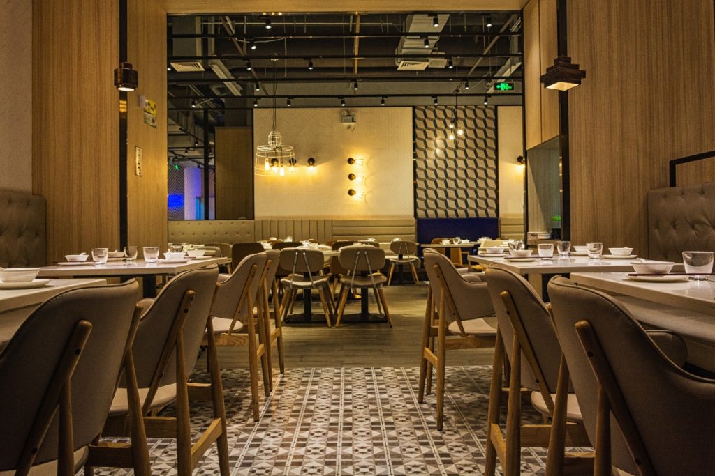 Taxa extra em bares e restaurantes: governo cobra valor por cada garrafa, lata ou embalagem vendida neste país