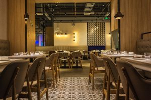 Taxa extra em bares e restaurantes: governo cobra valor por cada garrafa, lata ou embalagem vendida neste país